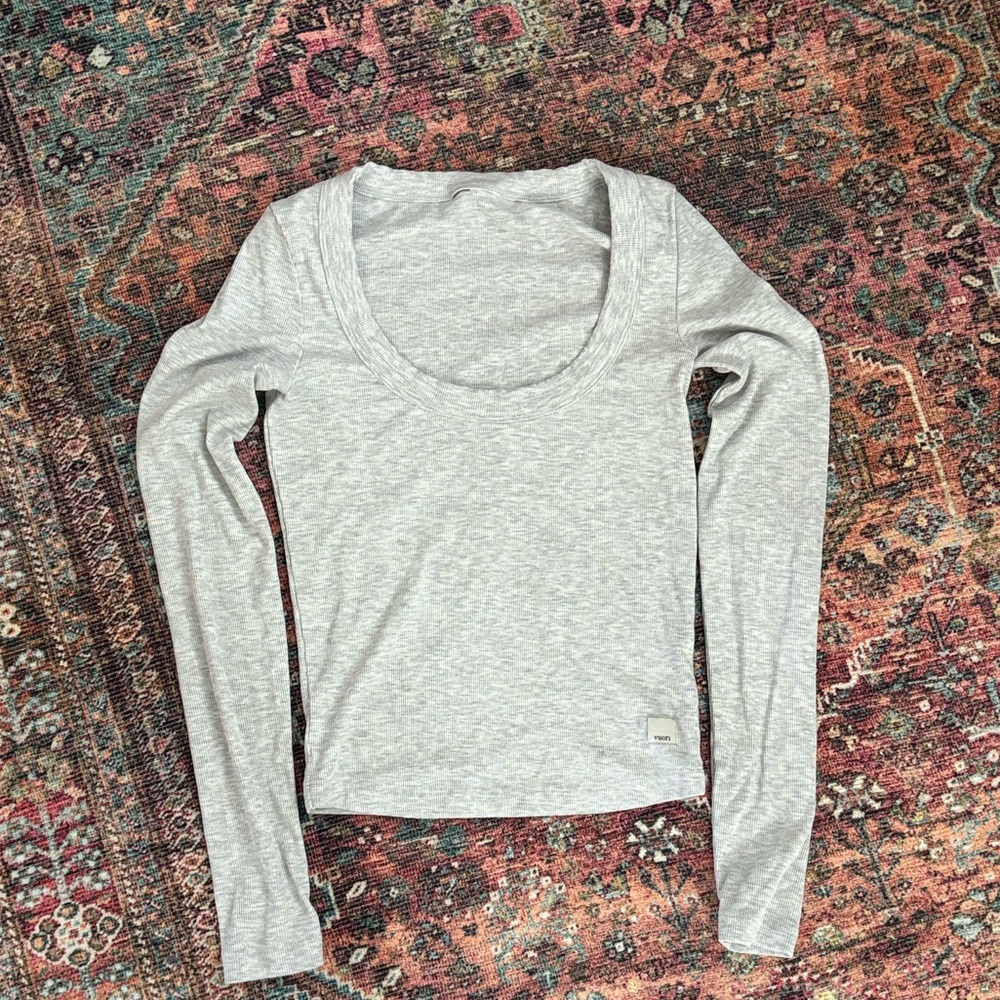Vuori Pose Long Sleeve Scoop Tee in white heather grey